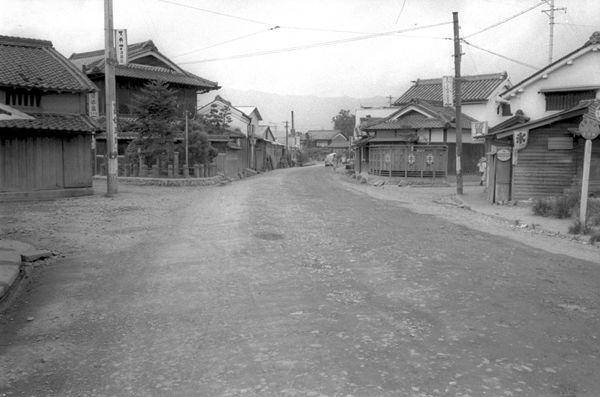 3か所の分かれ道の分岐点が広い道路となっている白黒写真