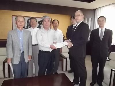 6名の関係者の代表が市長に条例案を手渡している写真
