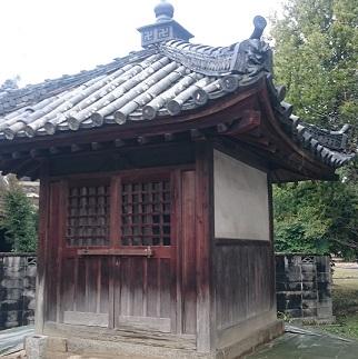 本瓦葺きの屋根と木材で建てられた小池寺の写真
