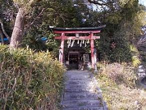 石階段の上に鳥居が建っている岡崎稲荷神社を下から写した写真