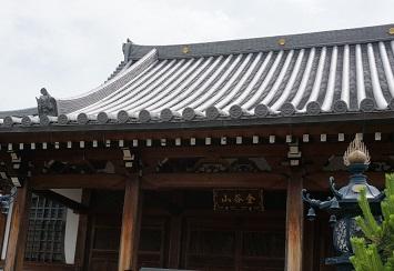 常光寺の右側に灯籠が設置されている様子を正面から写した写真