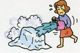 火が付いた石油ストーブに毛布を覆い、バケツの水をかけている女性のイラスト