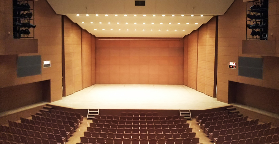 ステージや反響板が設置され、客席が扇形に広がっている大ホールの写真