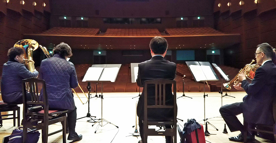 金管楽器の五重奏を演奏しているのを、舞台から客席を撮影した写真