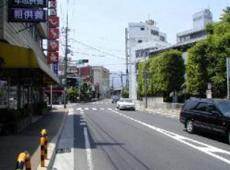 片側一車線の道路の右側に店舗、左側に建物が立ち並んでいる写真