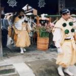 大きな木桶に入った蓮華の花を修験者が運んでいる写真
