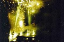 黄緑色の花火が打ち上げられている写真