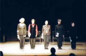 ステージの上で、5名の女性が横一列に並んでいる写真