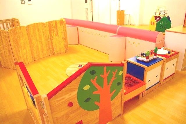 木製で出入口や仕切りが作られた託児室の写真