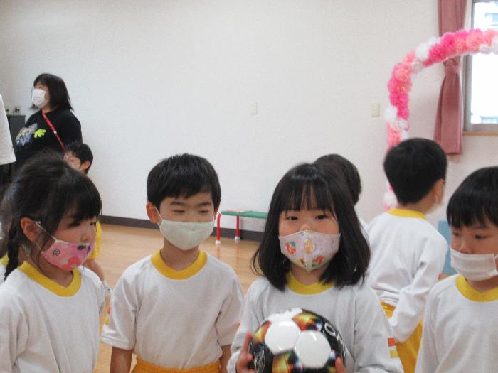 ボールに喜ぶ園児たち