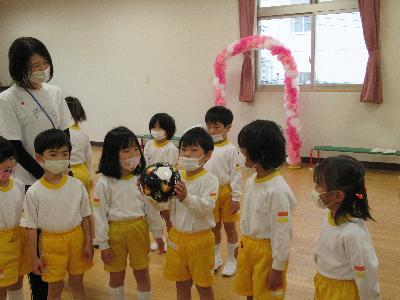 ボールに喜ぶ園児たち