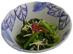 小松菜やエノキダケの和え物に梅肉が添えられ小鉢に盛り付けられた写真