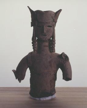 手が折れて無くなっており、頭には冠を被り髪はみずらに結っている、正装した男子の上半身の形象埴輪のアップの写真
