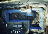 道路の下のL字型の遺跡跡を上空から撮影した写真