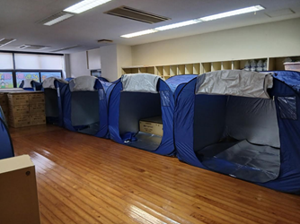 母子避難所に設置されたパーテーションテント（8月5日、氷川町）