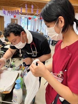 施設職員と連携して支援活動を行うDMAT隊員（8月6日～9日、氷川町）