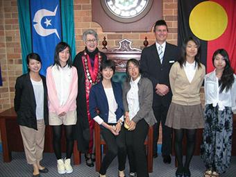 前例に日本人女性6名、後方に外国人の女性と男性が立って記念撮影をしている写真