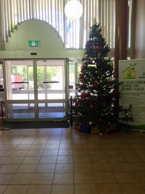 リズモー市役所玄関前に飾られた大きなクリスマスツリーの写真