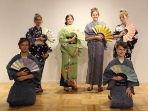 男性2名女性4名のリズモー市からの学生が着物を着て扇を持ちポーズをとっている写真