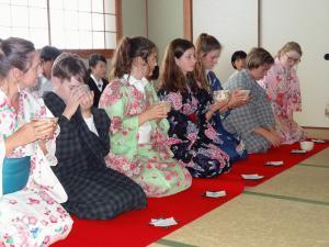 リズモー市からの6名の学生と引率者の先生が浴衣を着てお茶の体験をしている写真