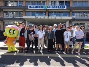 大和高田市庁前でみくちゃんと一緒に記念撮影をしている写真