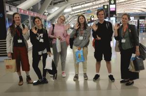 空港内で手を振るリズモー市からの6名の学生の写真