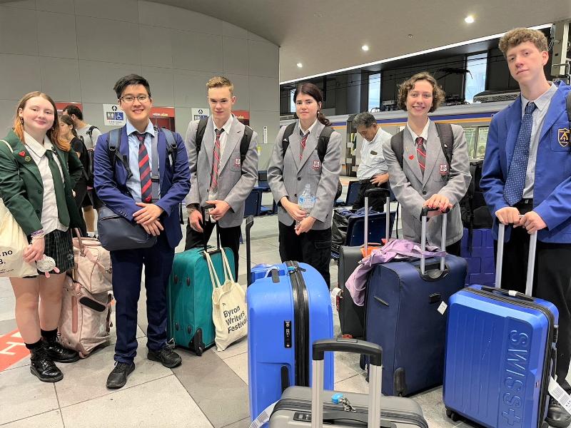 関西空港駅でのリズモー市派遣学生学生たちの集合写真