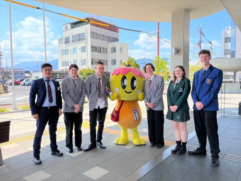 大和高田市役所正面エントランス前でのリズモー市派遣学生学生たちの集合写真