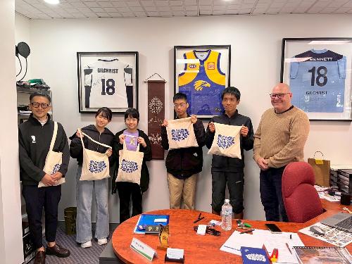 リズモー市役所訪問時の写真（リズモー市長と学生との撮影）