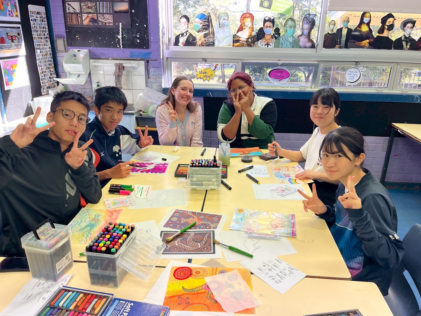 リズモー市で現地学生と交流している様子