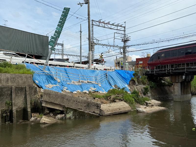 大和高田市日之出西本町地内の崩落現場の写真（歩道が崩れている）