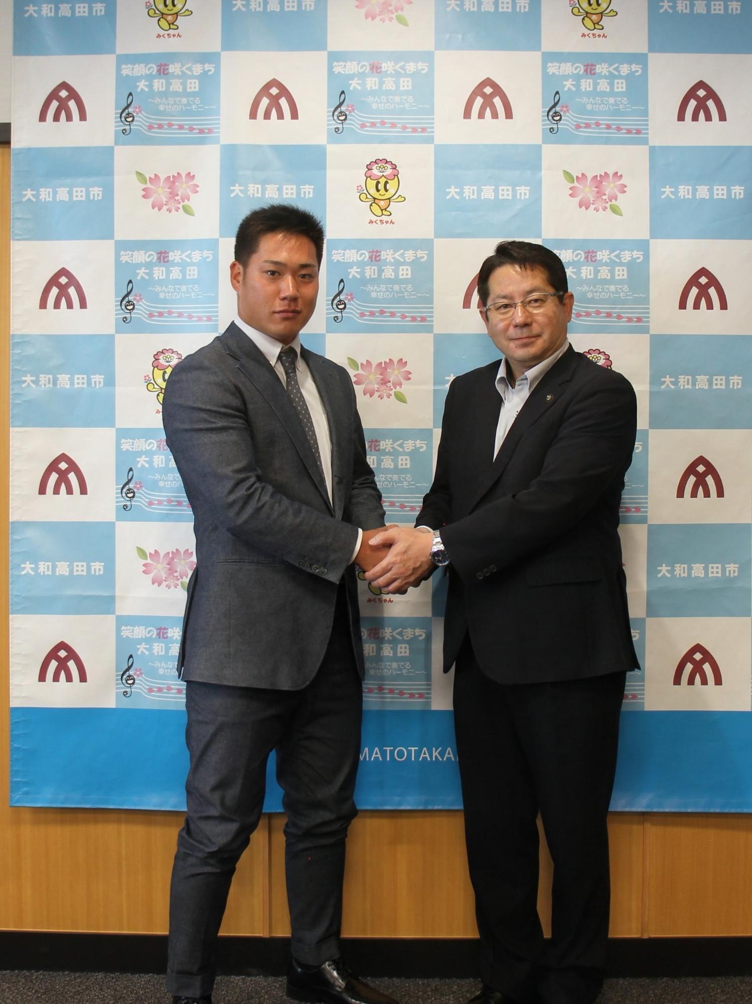 春山陽登さん（左）と堀内市長の写真（令和8年6月29日の市長表敬訪問時）