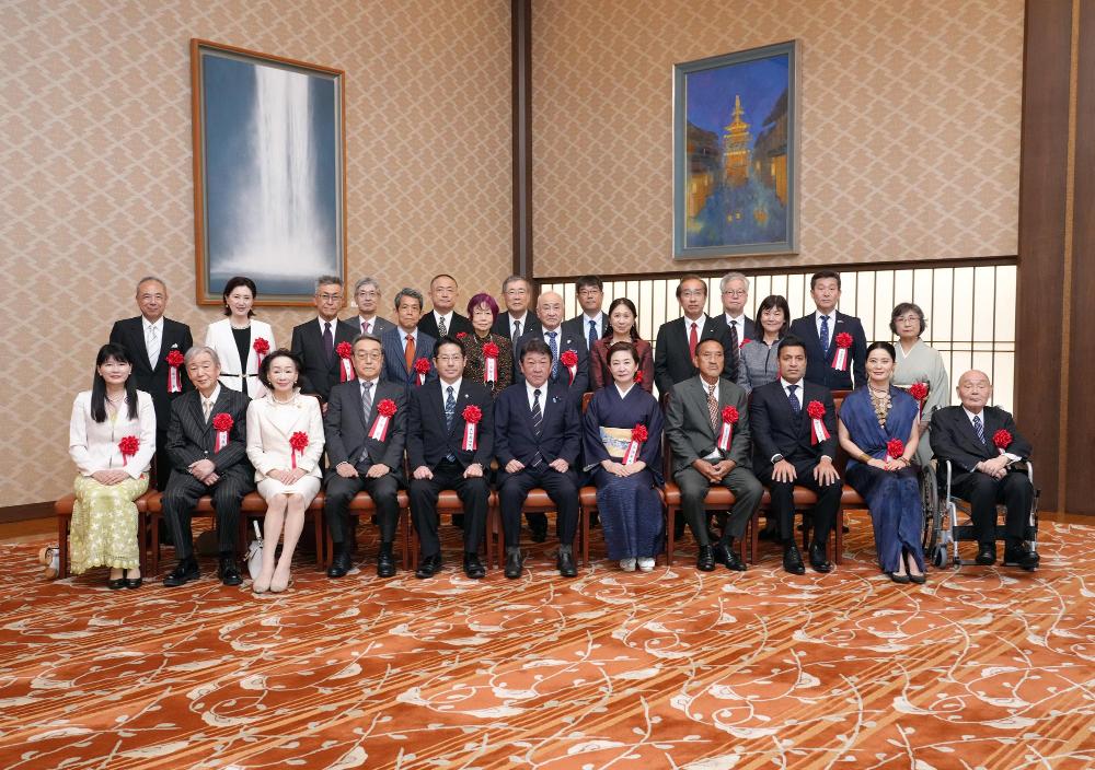 外務省飯倉公館で撮影された令和8年度外務大臣表彰受賞者の集合写真