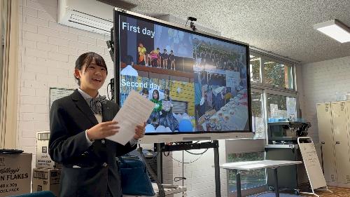 リズモー市の高校で発表をしている大和高田市の高校生のようす