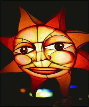 太陽の形に顔が描かれているランタンの写真