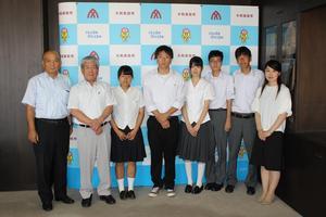 学生5名と関係者2名が市長と一緒に記念撮影をしている写真