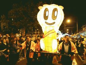 みくちゃんのランタンを点灯してパレードに参加している写真