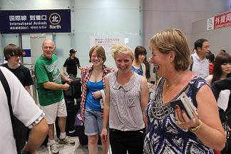 リズモー市の学生や、関係者達が笑顔で関西空港到着口に到着した写真