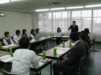 ロの字に並べられた長机に関係者達が座り派遣学生説明会が行われている写真