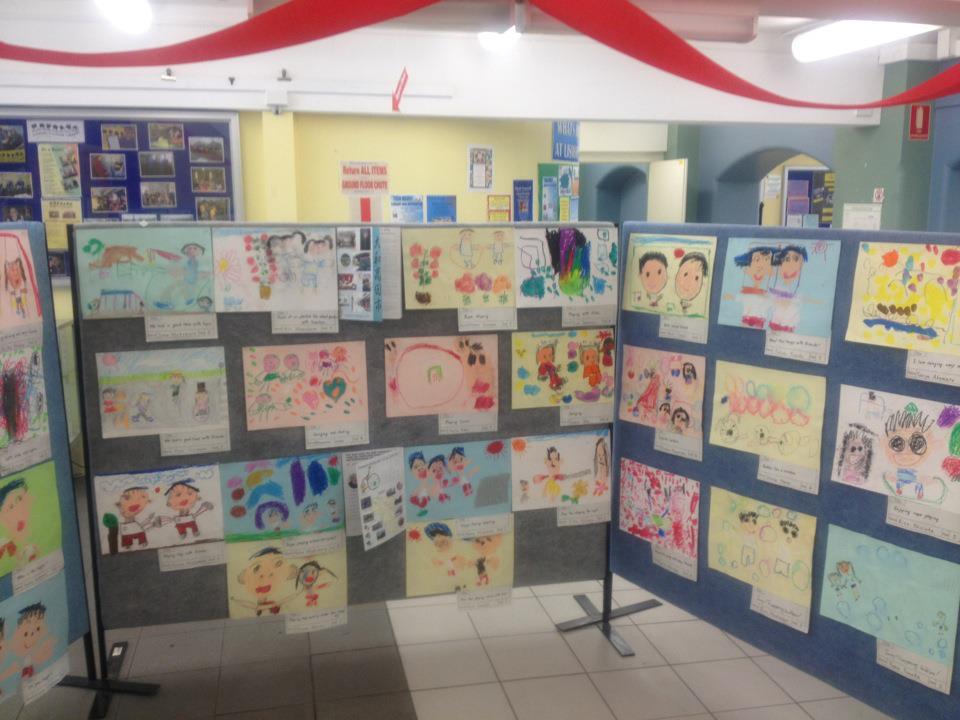 3つのパネルいっぱいに貼られた絵が展示されている写真