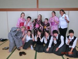 浴衣姿でピースをしている派遣学生6名と女子高生が一緒に記念撮影をしている写真