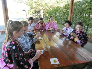 庭園の机でお茶を飲んでいる浴衣姿の派遣学生達の写真