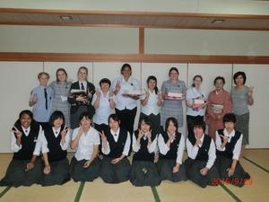 和室で高田商業高等学校生と派遣学生が並んで記念撮影をしている写真