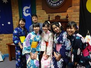 浴衣姿の5人の女の子と一人の男性が並んで記念撮影をしている写真