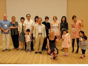 リズモー市の学生と関係者の男性と女性、さよならパーティーに参加した日本人の方や子供達が並んで記念撮影をしている写真