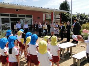 浮孔幼稚園の園児達に挨拶をしている派遣学生の人達の写真