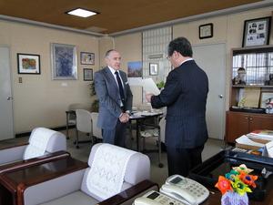 アンドリューさんの辞令交付式を行っている写真
