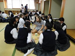 班ごとに円になり派遣学生の話を聞いている女子生徒たちの写真