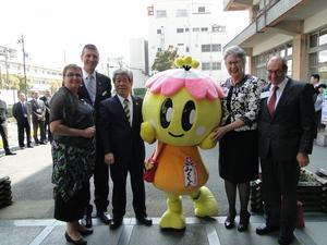 ジェニー・ドウェル市長と夫のロン・ドウェル氏、ギャリー・マーフィー氏とミシェル・マーフィー氏が市長とマスコットキャラクターのみくちゃんと一緒に記念撮影をしている写真