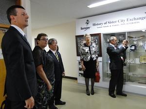 ジェニー・ドウェル市長とロン・ドウェル氏、ギャリー・マーフィー氏とミシェル・マーフィー氏がショーケースが置かれている廊下のような場所で全員が同じ方向を見ている写真